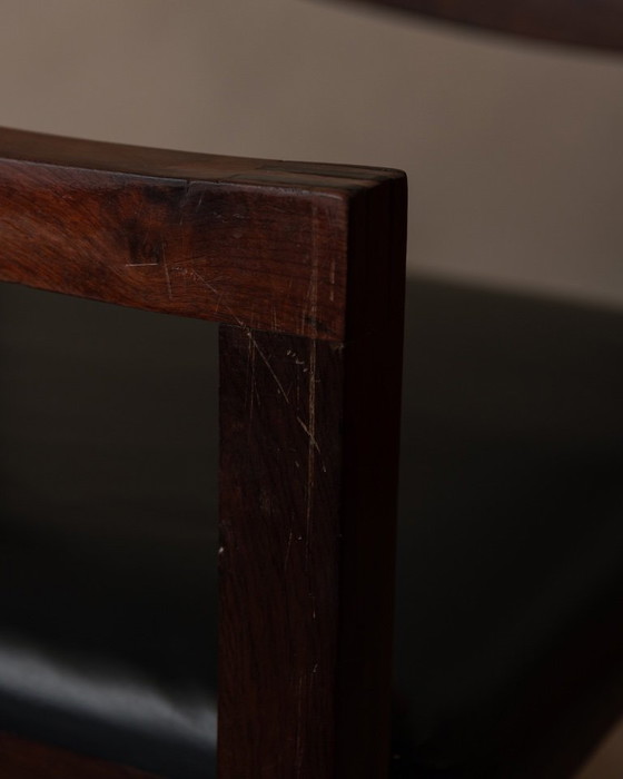 Image 1 of Vintage Houten Armstoel Met Zwart Kunstleer, Scandinavische Stijl