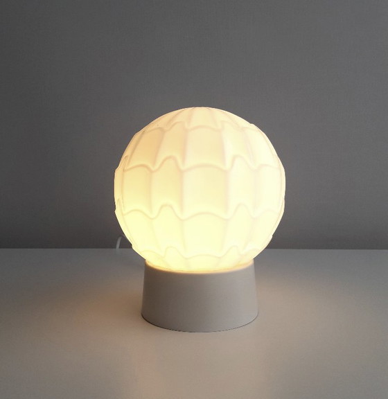 Image 1 of Sfeervolle witte glazen plafondlamp van Thabur in Den Haag, medium variant, art deco lamp glazen bolSfeervolle witte glazen plaf