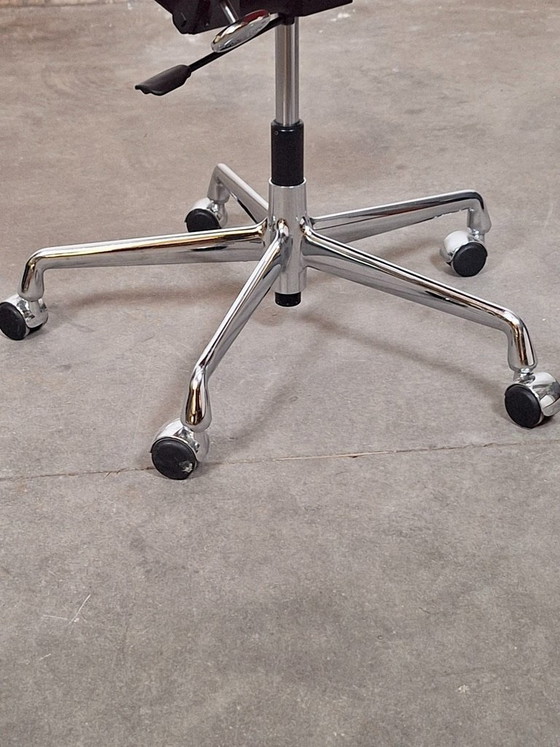 Image 1 of Vitra EA 119 in hautfarbenem Orange auf Rollen