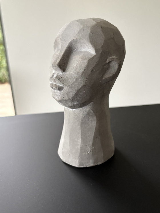 Image 1 of Statua di una testa stilizzata in cemento