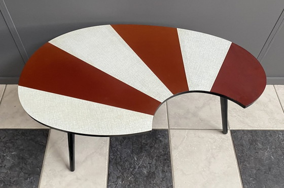 Image 1 of Mesa a rayas en forma de riñón, años 60, con tablero de formica.