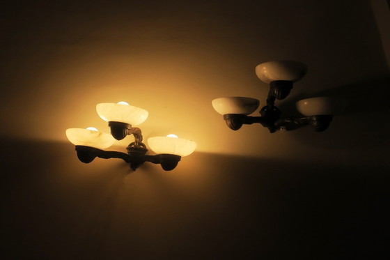 Image 1 of Paar antieke bronzen en albasten wandlampen met drie armen, 1910