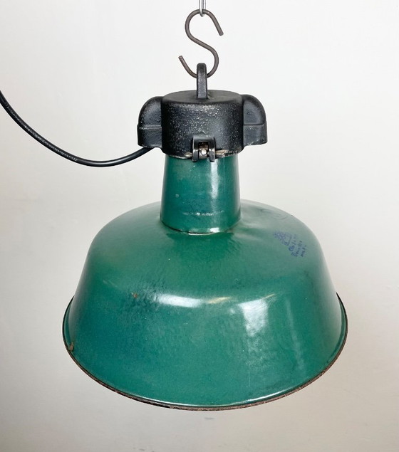 Image 1 of Industrielle Fabriklampe aus grünem Emaille mit gusseisernem Aufsatz, 1960er Jahre