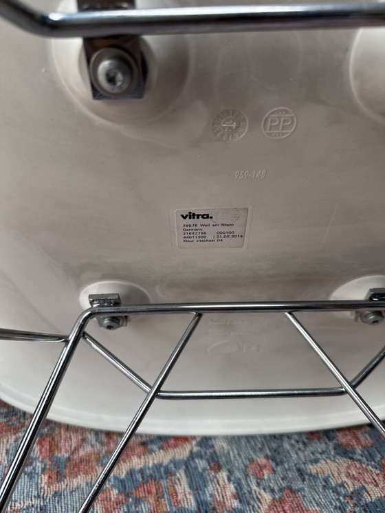 Image 1 of Vitra eames rar con daño solar