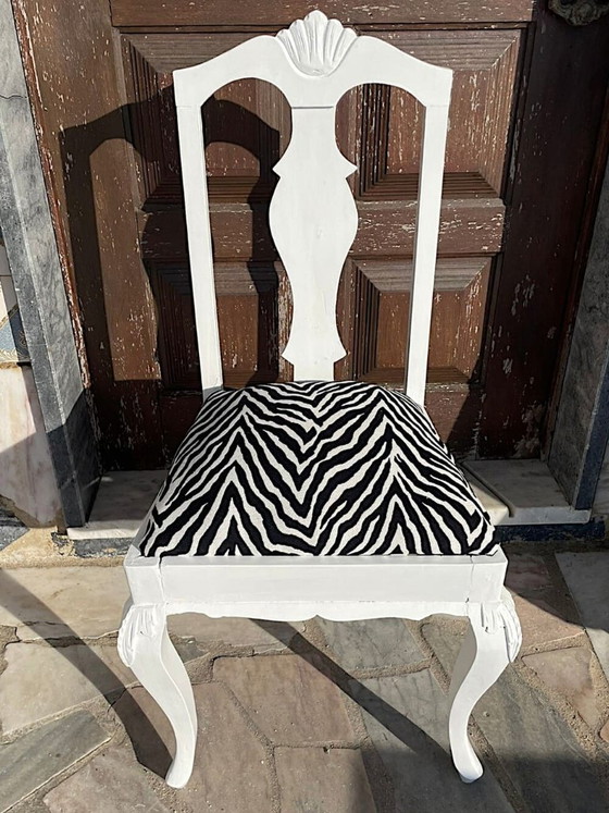 Chaise de salle à manger portugaise baroque ancienne en bois et tissu zébré, revisitée au style contemporain. (photo 5 of 19)