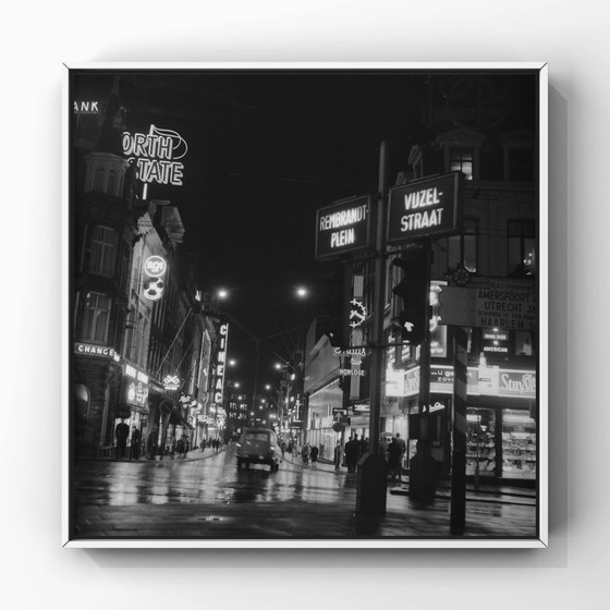 Image 1 of Ámsterdam de noche: Reguliersbreestraat vista desde Muntplein, 1961