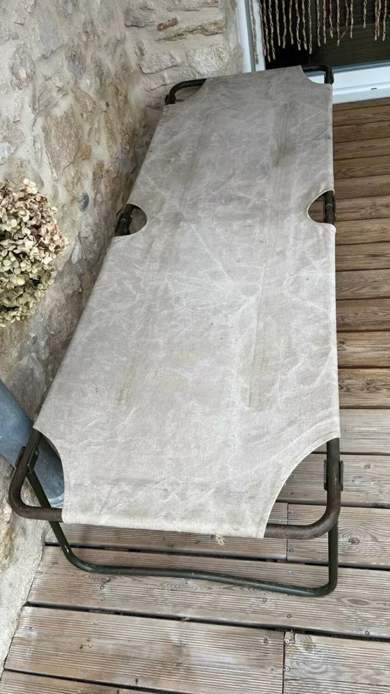 Image 1 of Vintage opklapbaar militair veldbed van kaki groen canvas en metaal.