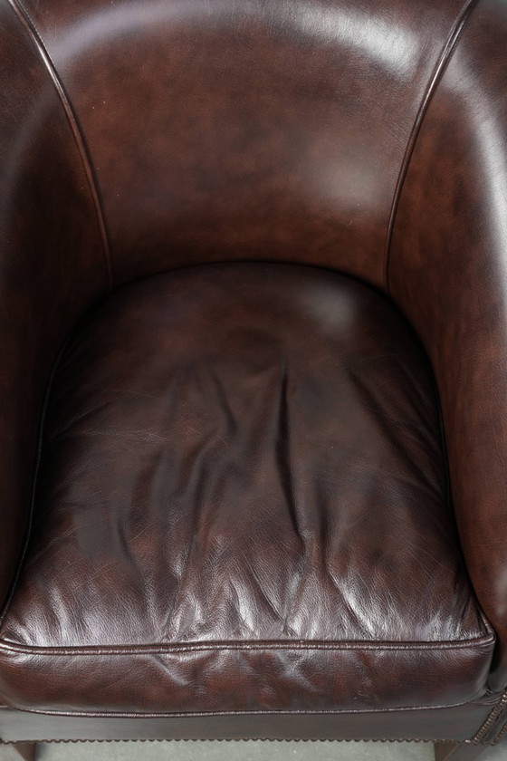 Image 1 of 2 Club-Sessel aus dunkelbraunem Rindsleder in gutem Zustand mit zeitlosem und stilvollem Design im englischen Stil.