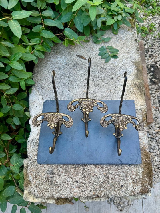 3 vintage baroque brass coat hooks Italy – Decorative Objects (photo 6 of 15)
