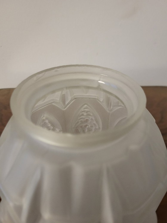 Image 1 of Art-Deco-Vase aus mattiertem Pressglas mit Blumendekor, wahrscheinlich 1940er Jahre, Frankreich