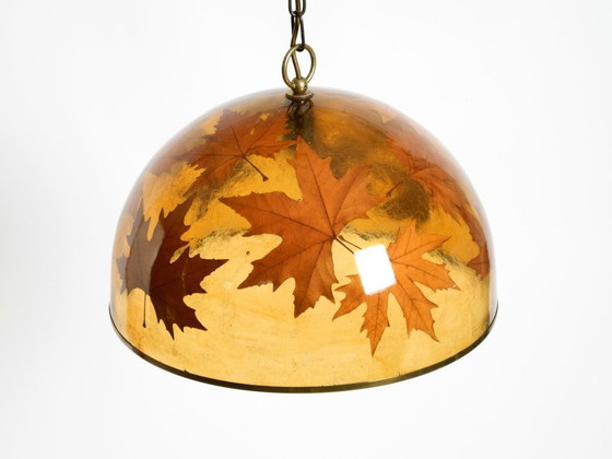 Image 1 of Rara e grande lampada a sospensione italiana degli anni '70 in resina con foglie d'acero incorporate.