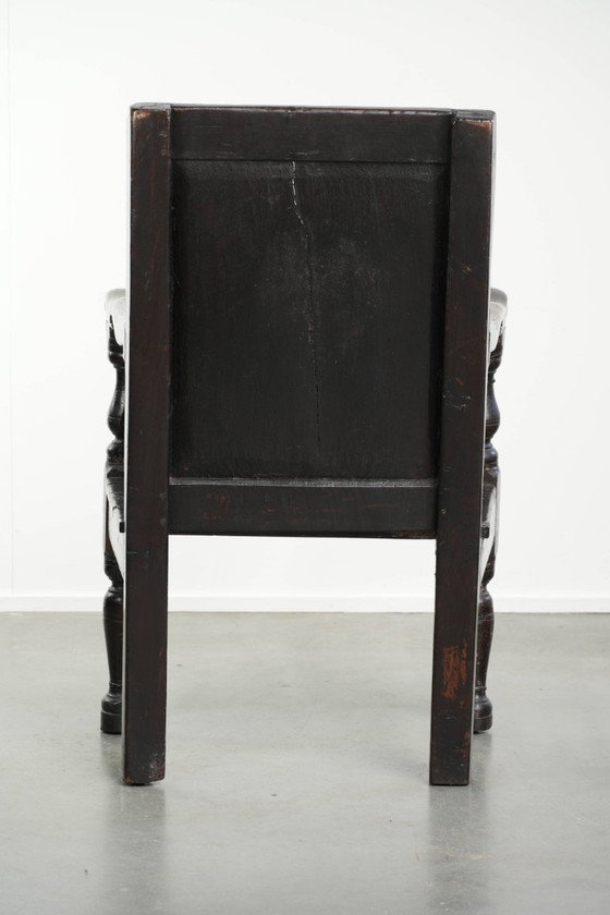 Image 1 of Chaise anglaise ancienne en chêne / Chaise à lambris du XVIIe siècle, ornée de magnifiques sculptures et détails en bois.