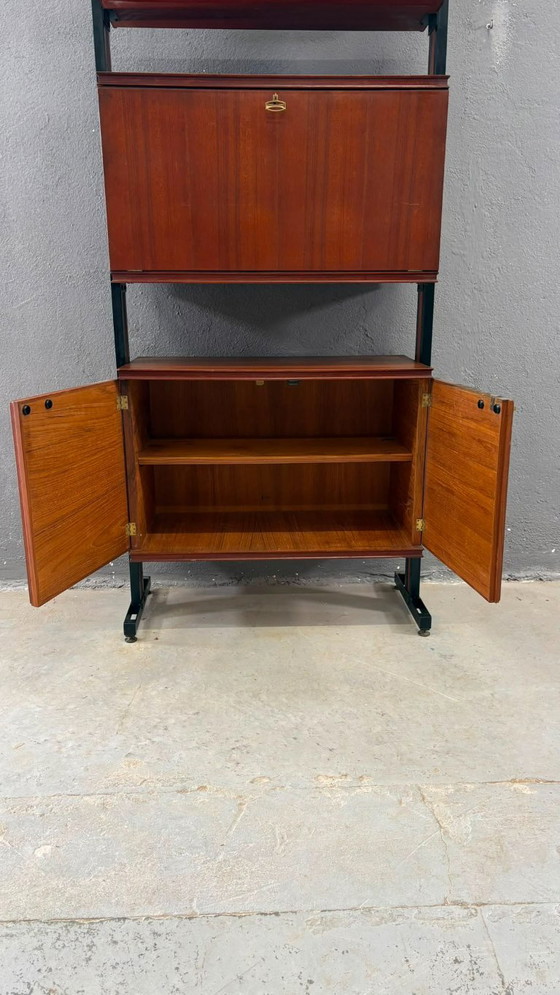 Image 1 of Meuble mural modulaire de style moderne du milieu du XXe siècle, placage teck et étagères en métal noir, années 1960, Europe