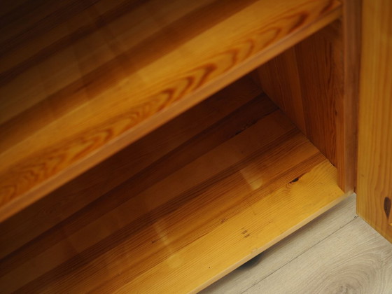 Image 1 of Vitrine en pin, design danois, années 1980, production : Danemark