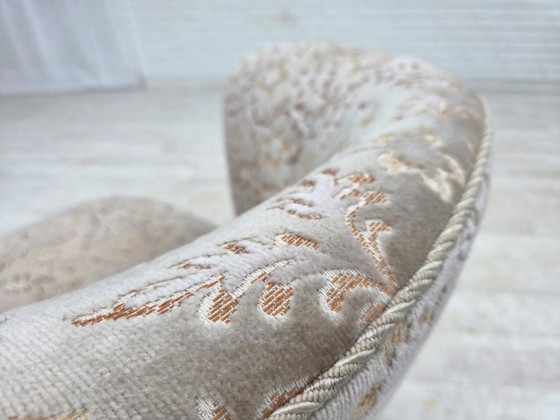 Image 1 of Fauteuil danois incurvé des années 1970, revêtement d'origine en velours vert clair/gris.