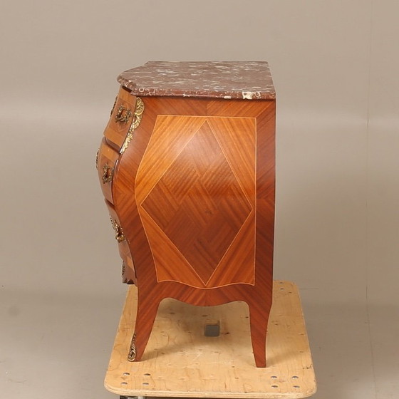 Image 1 of Cómoda de estilo rococó, elaborada en madera y piedra.