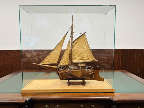 Ancien voilier Hengst dans une vitrine – Objets déco, Verre, Textile (photo 13 of 13)