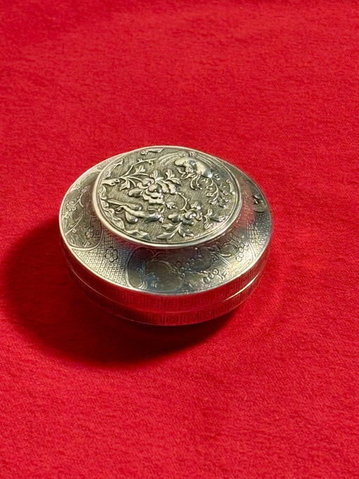 Caja de Pastillas Joyero de Plata Cincelada y Repujada Siglo XIX Asia