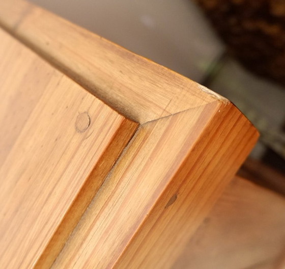 Image 1 of Brutalistisch dressoir van massief hout met twee deuren en drie laden - Tweede helft van de 20e eeuw.