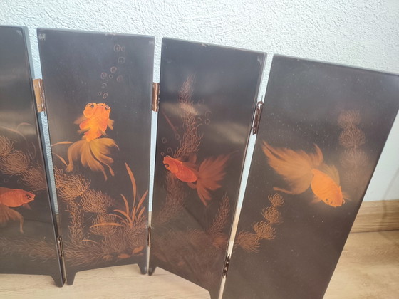 Asiatischer Raumteiler mit Tisch, schwarz lackierten Perlmuttintarsien und gemalten Koi-Karpfen auf einem (photo 5 of 15)