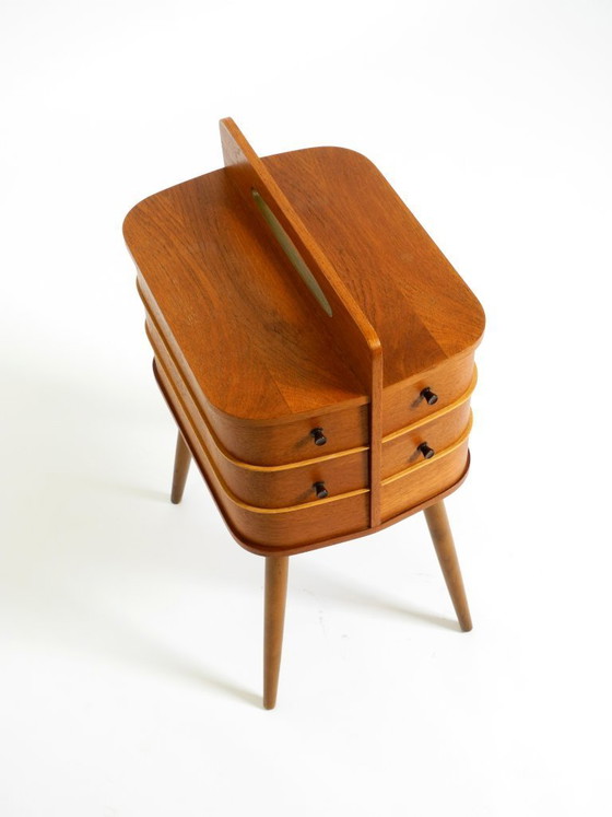 Image 1 of Prachtige originele teakhouten naaidoos uit het midden van de 20e eeuw met scharnierende vakken.