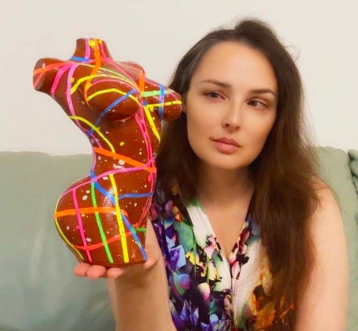 Figura de arte corporal fluorescente. Hecha a mano por el artista.