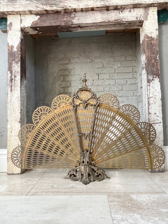 Image 1 of Parascintille in ottone vintage – stile Hollywood Regency, a forma di ventaglio e riccamente decorato