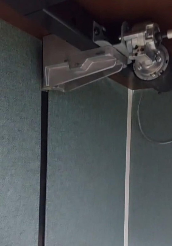 Image 1 of Scrivania regolabile elettricamente con pannelli acustici