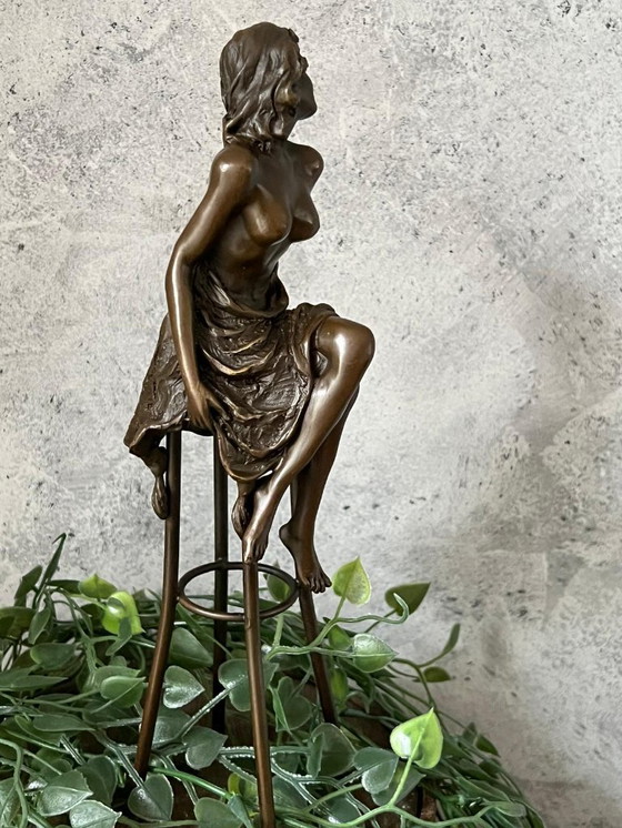 Image 1 of Statua di bronzo di donna su sedia