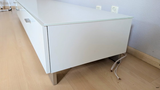 Mobili TV Hülsta / lowboard bianco con piano in vetro, 210 cm – Metallo (photo 4 of 9)