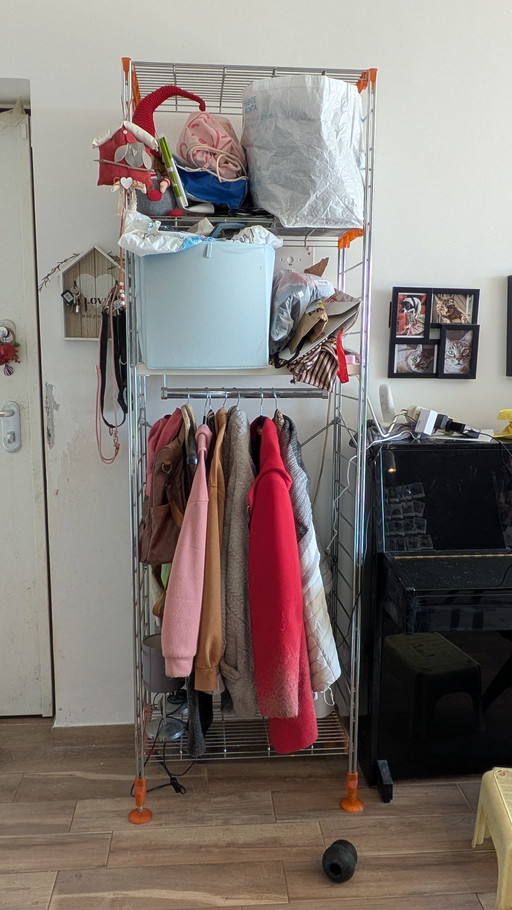 Sistema de pared profesional Casamania Festival: 6 montantes cromados, 22 estantes + módulo de puerta.