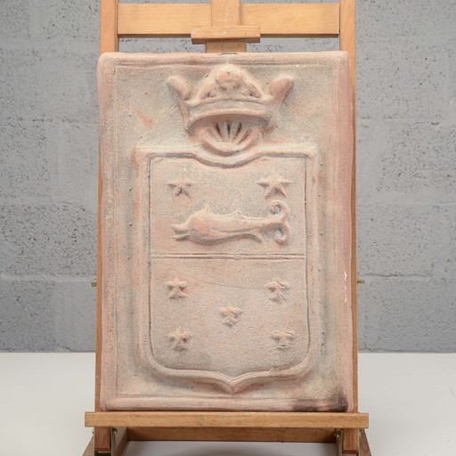 Placa de terracota con escudo