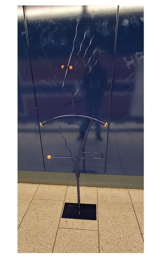 Vintage Memphis Design Valet Stand „Fido Dido“ (1980s/90s), Postmodern, Wardrobes, Metal, Blue (photo 6 of 7)