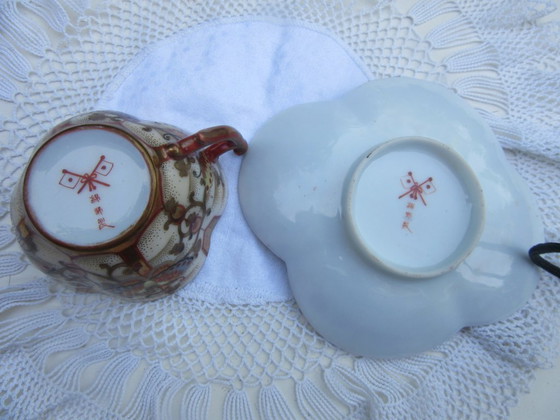 Image 1 of Tazza da tè e piattino orientali antichi, rossi e dorati, contrassegnati sul fondo.