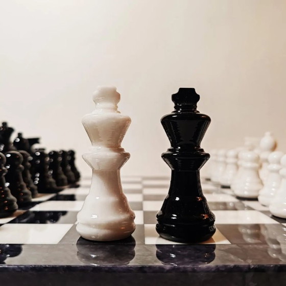 Image 1 of Jeu d'échecs de luxe vintage des années 1970 en véritable albâtre de Volterra sculpté à la main - Noir et blanc - Fabriqué en It