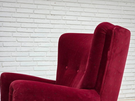 Image 1 of Años 60, sillón danés, muebles de terciopelo rojo cereza, patas de madera de haya, retapizado.