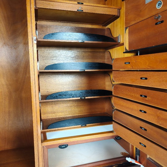Image 1 of Armadio da uomo Compactom Ltd modello JCH con cassetti segreti – Inghilterra, ca. 1920