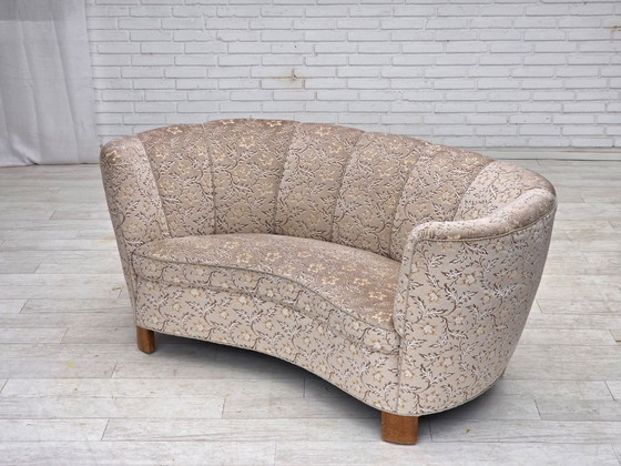 Image 1 of Sofá danés de dos plazas "Banana" de la década de 1970, tapizado original en terciopelo verde claro/gris.