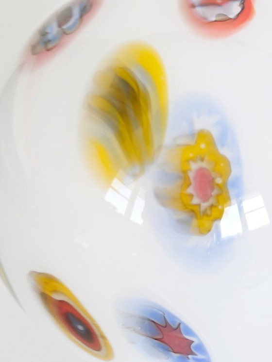 Image 1 of Vintage tafellamp uit de jaren 90 in millefiori-stijl met glazen bol, Italiaanse kunstglazen bol met witte voet.