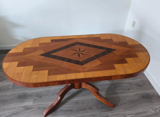 Einzigartiger Vintage-Couchtisch mit eingelegtem Holzmuster (oval)