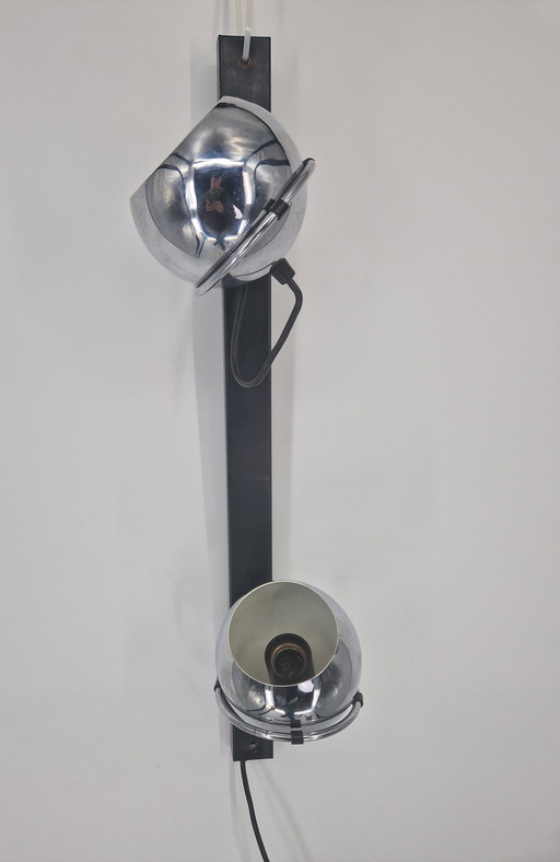 Wandlamp in de vorm van een oog uit de jaren 70, geïnspireerd op het ruimtetijdperk.