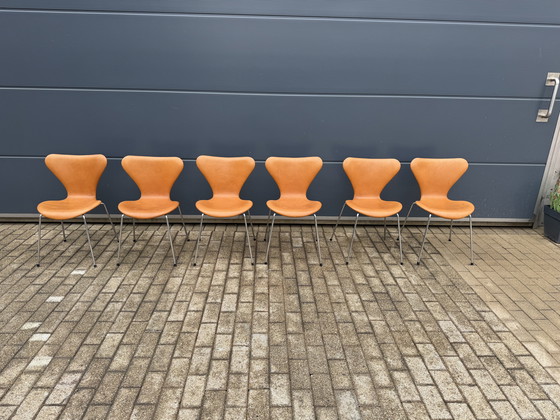 Image 1 of 6x Fritz Hansen series 7 Vlinderstoelen Cognac Camel leder