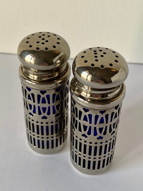 Image 1 of Ensemble ancien de salière et poivrière avec inserts en verre bleu cobalt – Angleterre – vers 1910-1935 – Plaqué argent