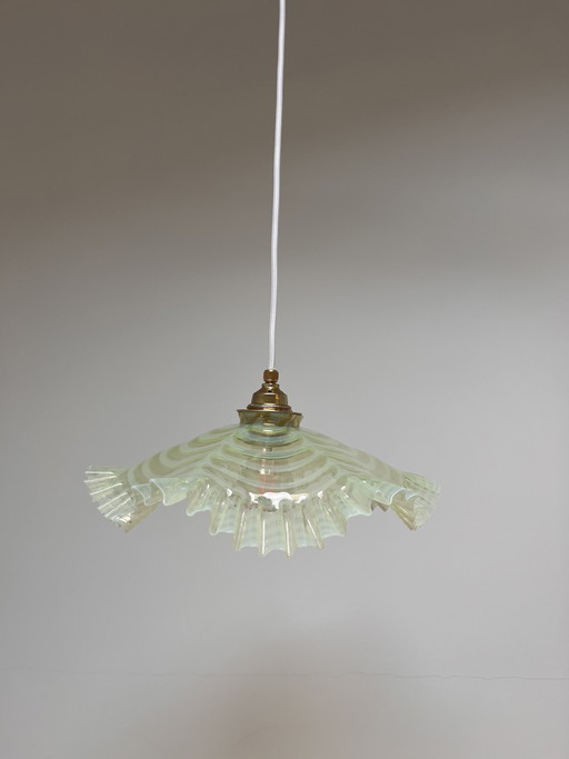 Lampada a sospensione vintage dall'atmosfera suggestiva, di colore verde chiaro, presumibilmente francese.