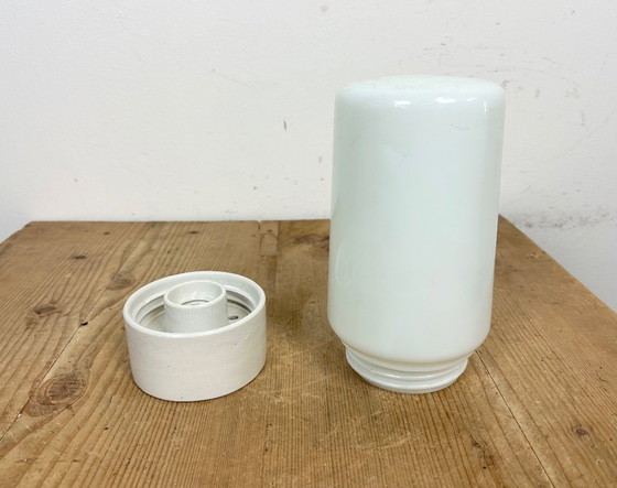 Image 1 of Lampada da soffitto vintage in porcellana bianca con vetro lattimo, anni '70