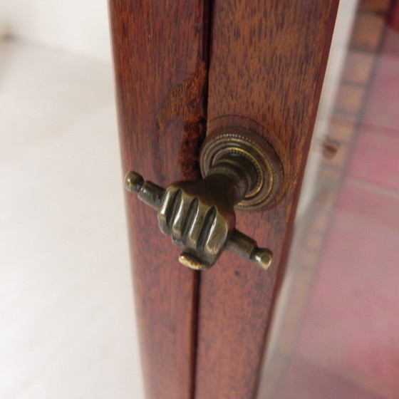 Image 1 of Vitrina de caoba con tapa de mármol, década de 1920.