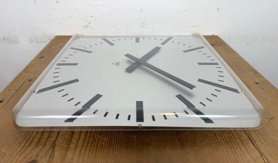Image 1 of Horloge murale de bureau carrée vintage de Pragotron, années 1980