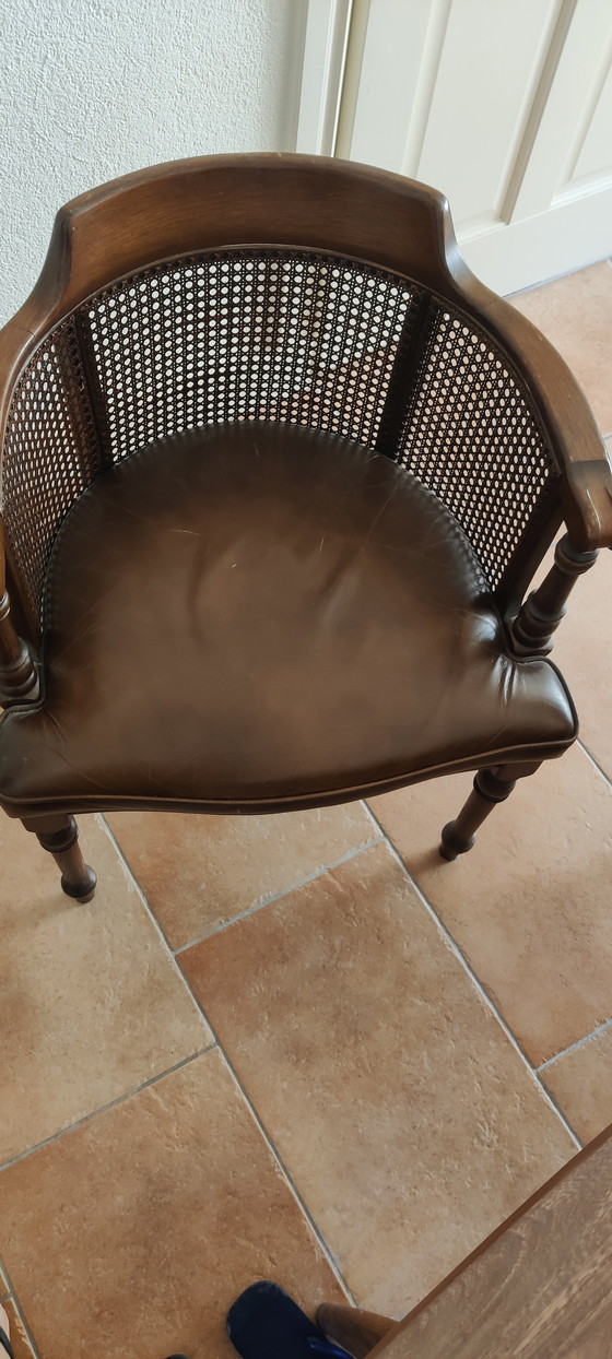 Image 1 of Chaises vintage en bois foncé, cuir et rotin - Lot de 4