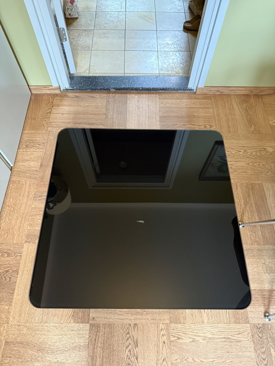 Image 1 of Table basse carrée Flash de Tom Dixon - verre noir, pieds dorés