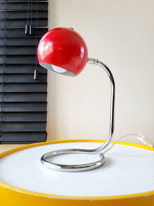 Lampada da scrivania Space Age a forma di occhio rosso su base cromata intrecciata, anni '70